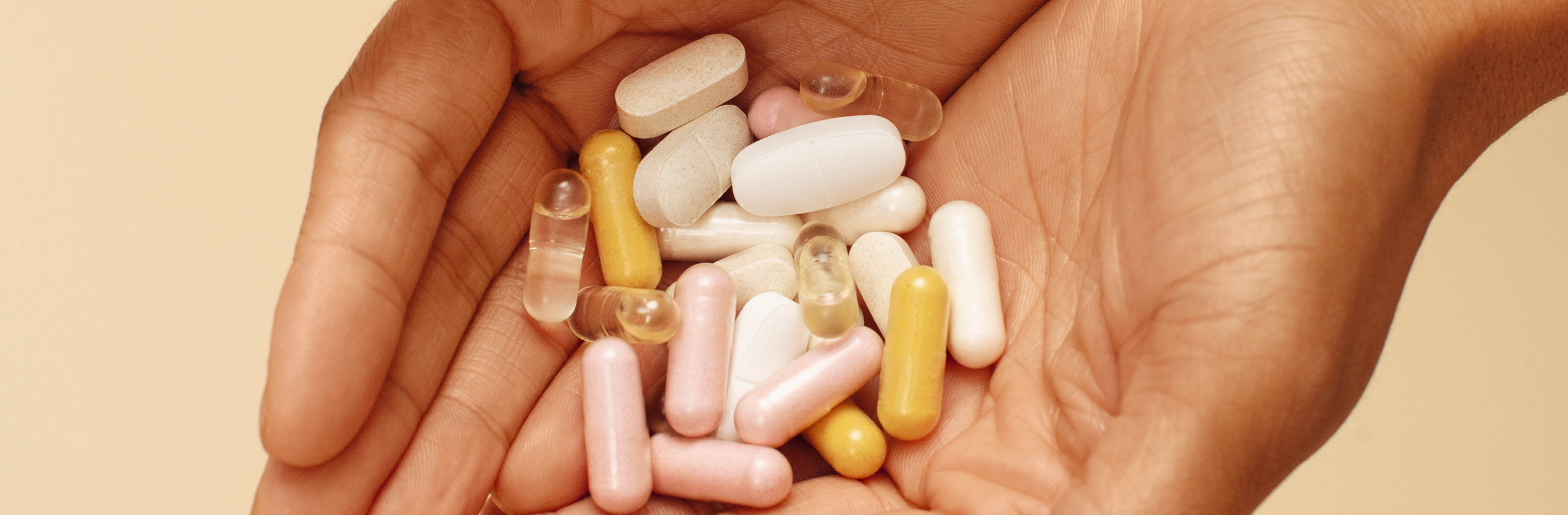 handvol voedingssupplementen van YOS. YOS haarformule met biotine